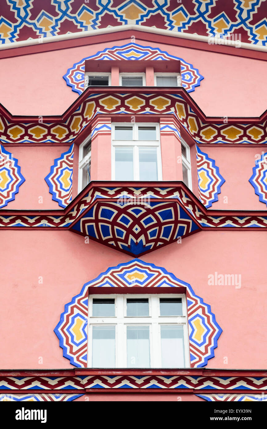Lubiana, Slovenia. La facciata della Banca cooperativa (Zadruzna gospodarska banka) progettata dall architetto Ivan Vurnik, 1884-1971. Foto Stock