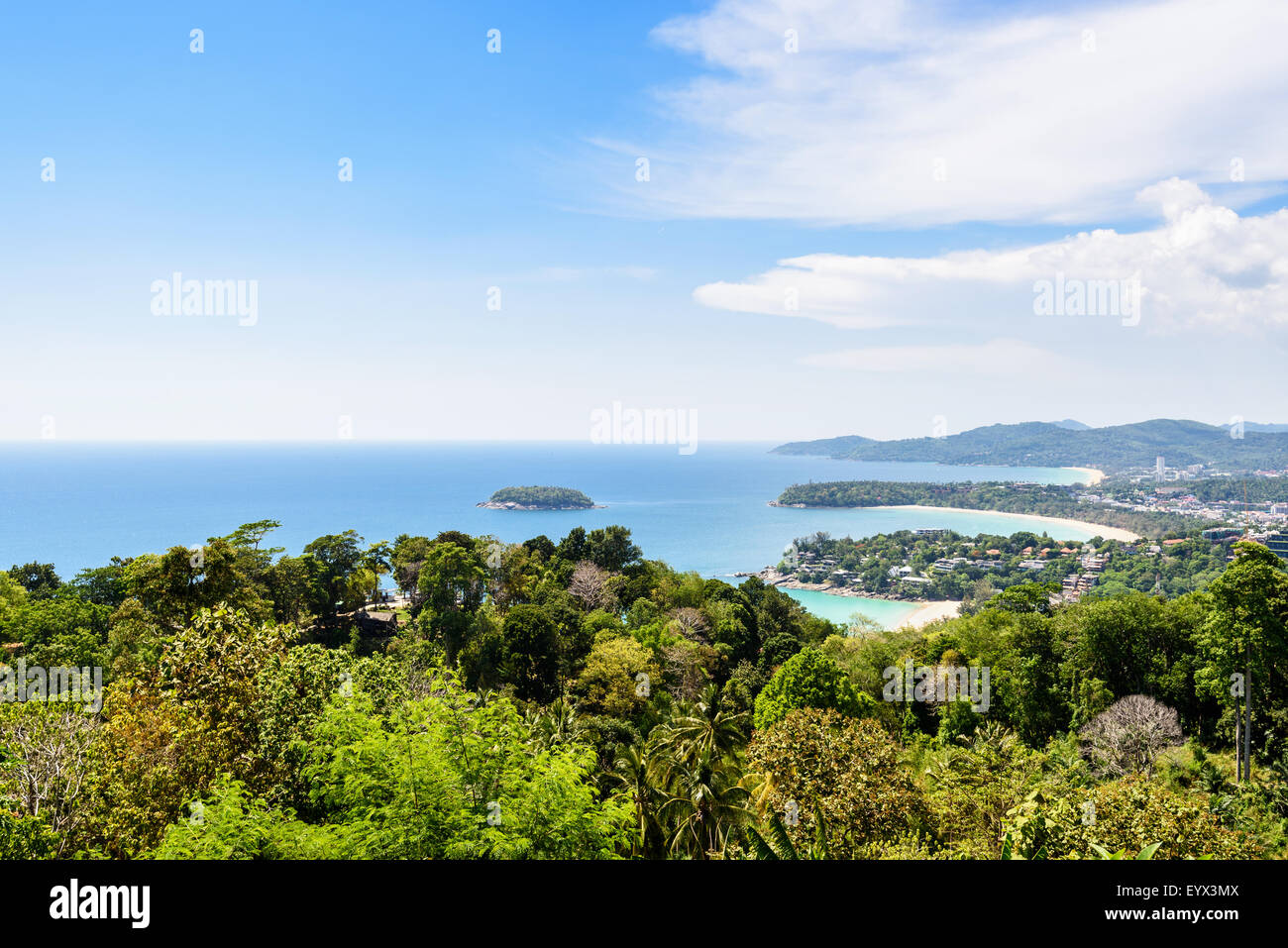 Alta Vista panoramica bellissimo paesaggio cielo blu in estate sul mare a Hat Kata Karon o tre punto di vista spiaggia nell'isola di Phuket Foto Stock