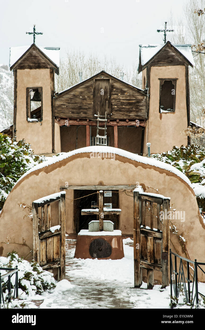 Santuario De Chimayo (1816) ricoperta di neve, Chimayo, Nuovo Messico USA Foto Stock