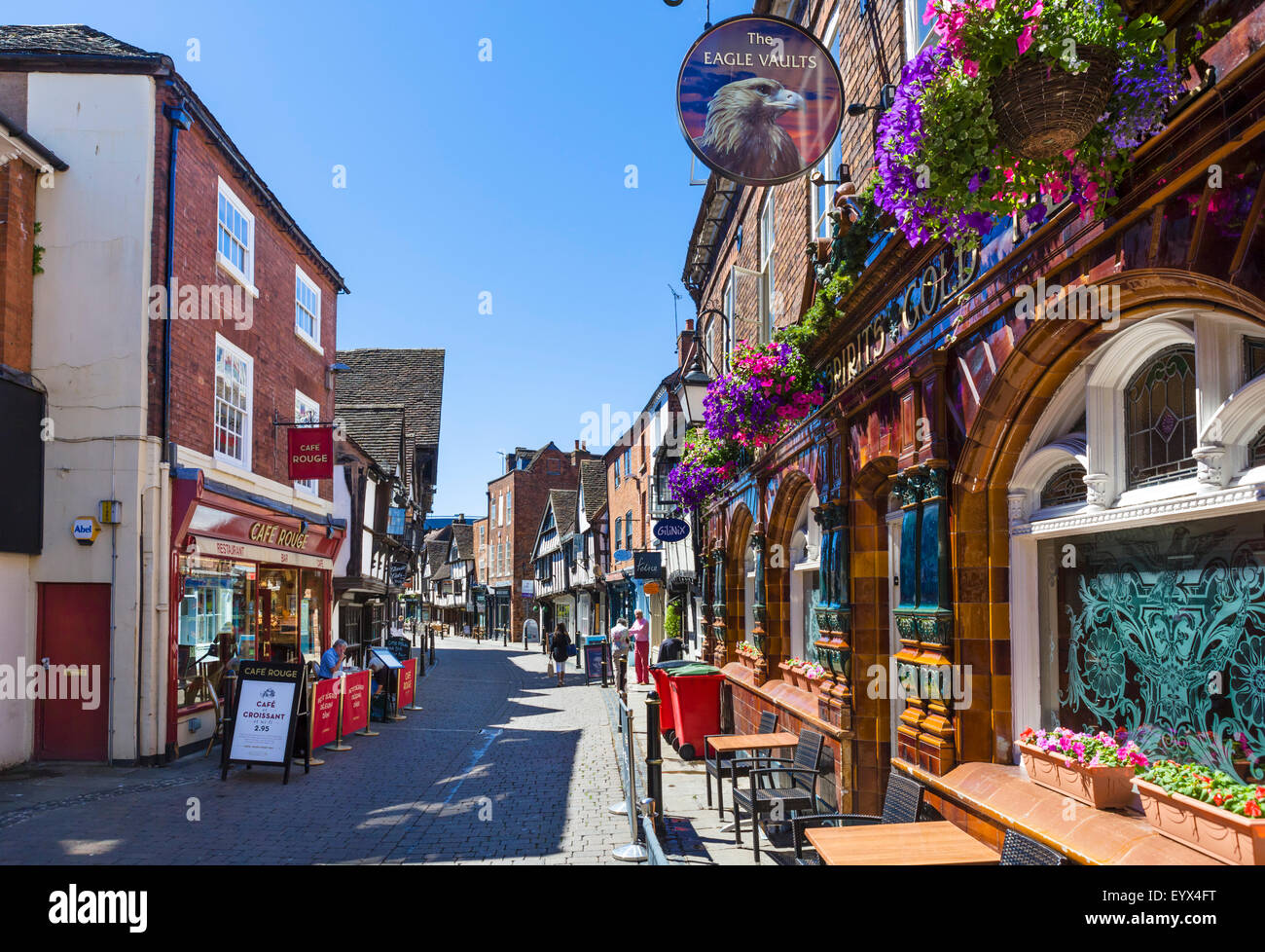 Pub, negozi e caffetterie sulla Friar Street nel centro della città di Worcester, Worcestershire, England, Regno Unito Foto Stock