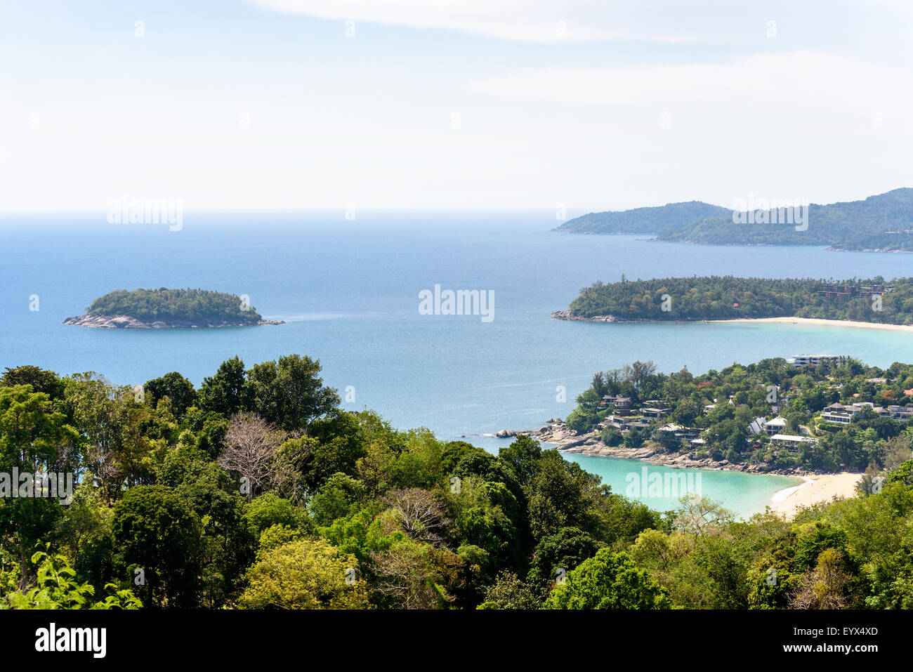 Alta Vista panoramica bellissimo paesaggio tre la spiaggia e il mare a Hat Kata Karon Viewpoint nell'isola di Phuket, Tailandia Foto Stock