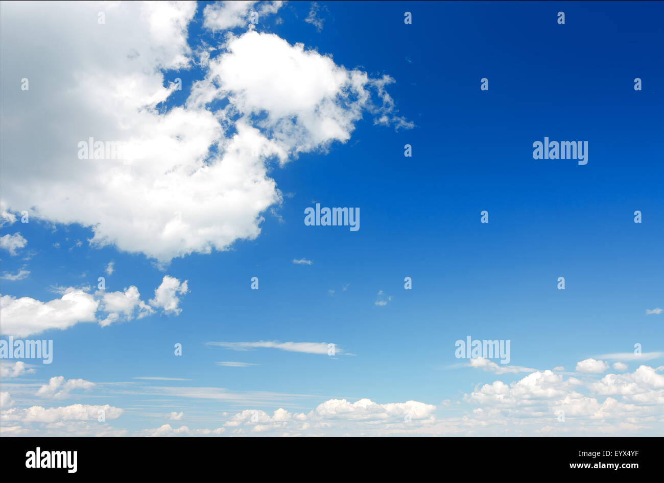 Cumulus nuvole contro un luminoso cielo blu saturo. Foto Stock