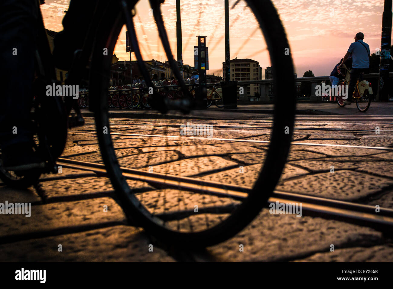 Silhouette bike nel Naviglio Grande Foto Stock