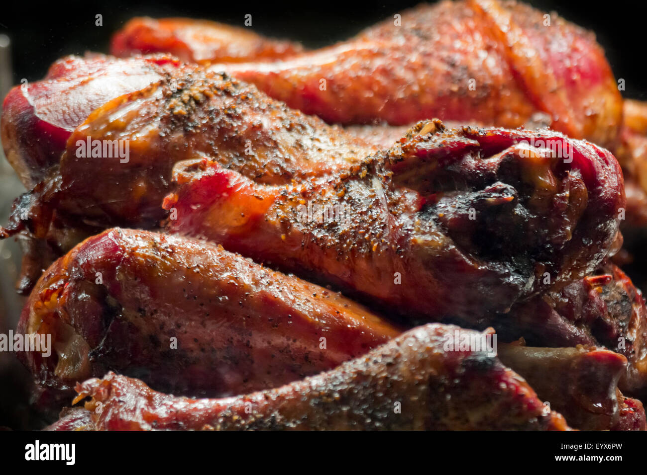 Croccante e succosa barbecue turchia gambe sul piatto di catering Foto Stock