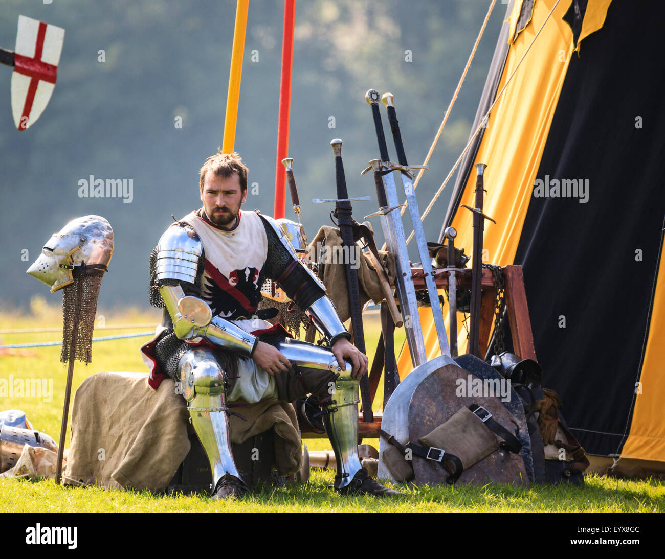 Appoggio spadaccino medievale tra tornei Foto Stock