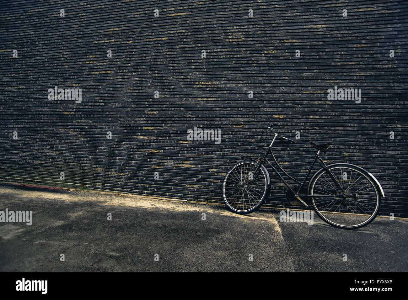 Classic Vintage Tanga Nero bicicletta su strada, dai toni rétro immagine Foto Stock