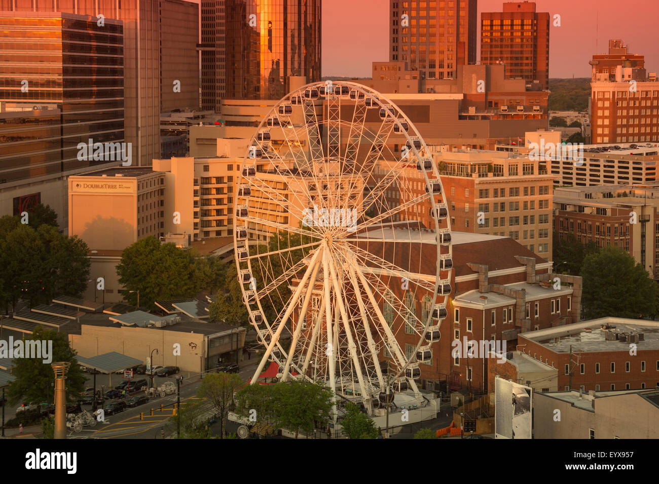 Vista del cielo ruota panoramica Ferris Centennial Olympic Park Downtown Atlanta in Georgia negli Stati Uniti Foto Stock