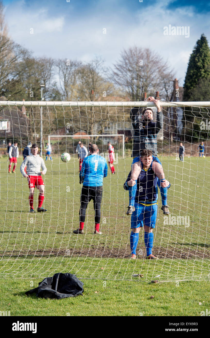 Domenica League calciatori dilettanti mettendo le reti in una partita in Moseley che viene presentato nel tratto urbano di 'BES Foto Stock