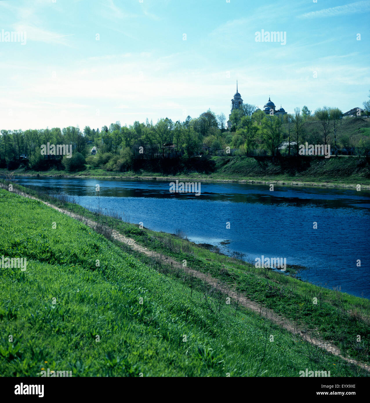 Le chiese sul fiume Volga banca in Staritsa Foto Stock