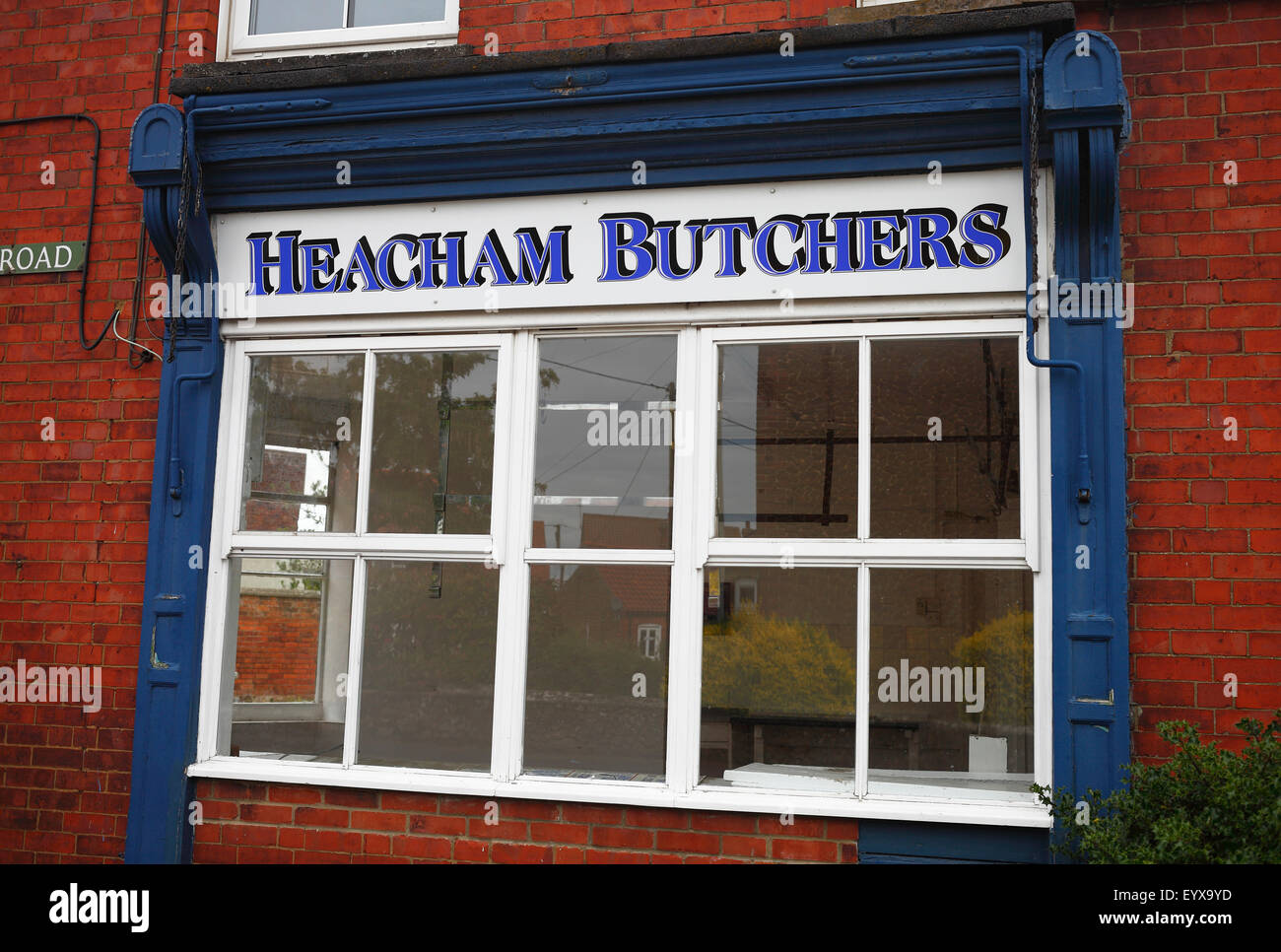 Una macelleria su un villaggio high street che ha chiuso i. Foto Stock