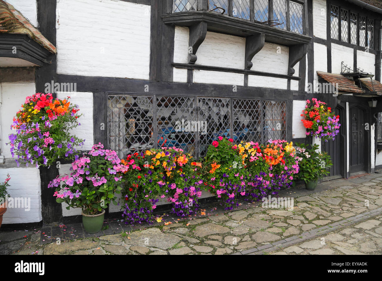 Finestre colorate che circondano la finestra con i diamanti a pannelli di piombo medievale Tudor casa a Biddenden, Kent, Regno Unito Foto Stock