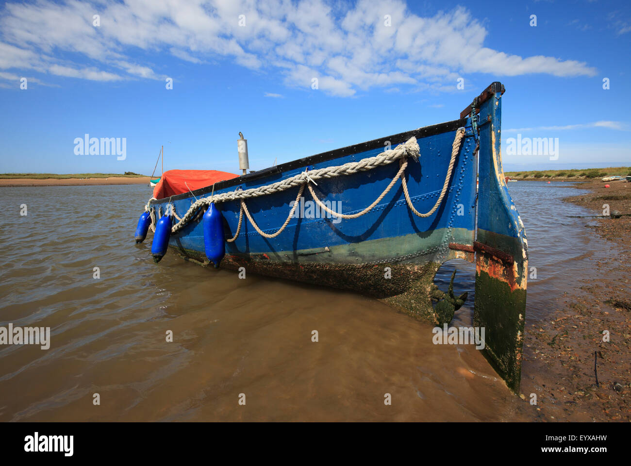 Blu barca di legno a Burnham Overy Staithe sulla costa di Norfolk. Foto Stock