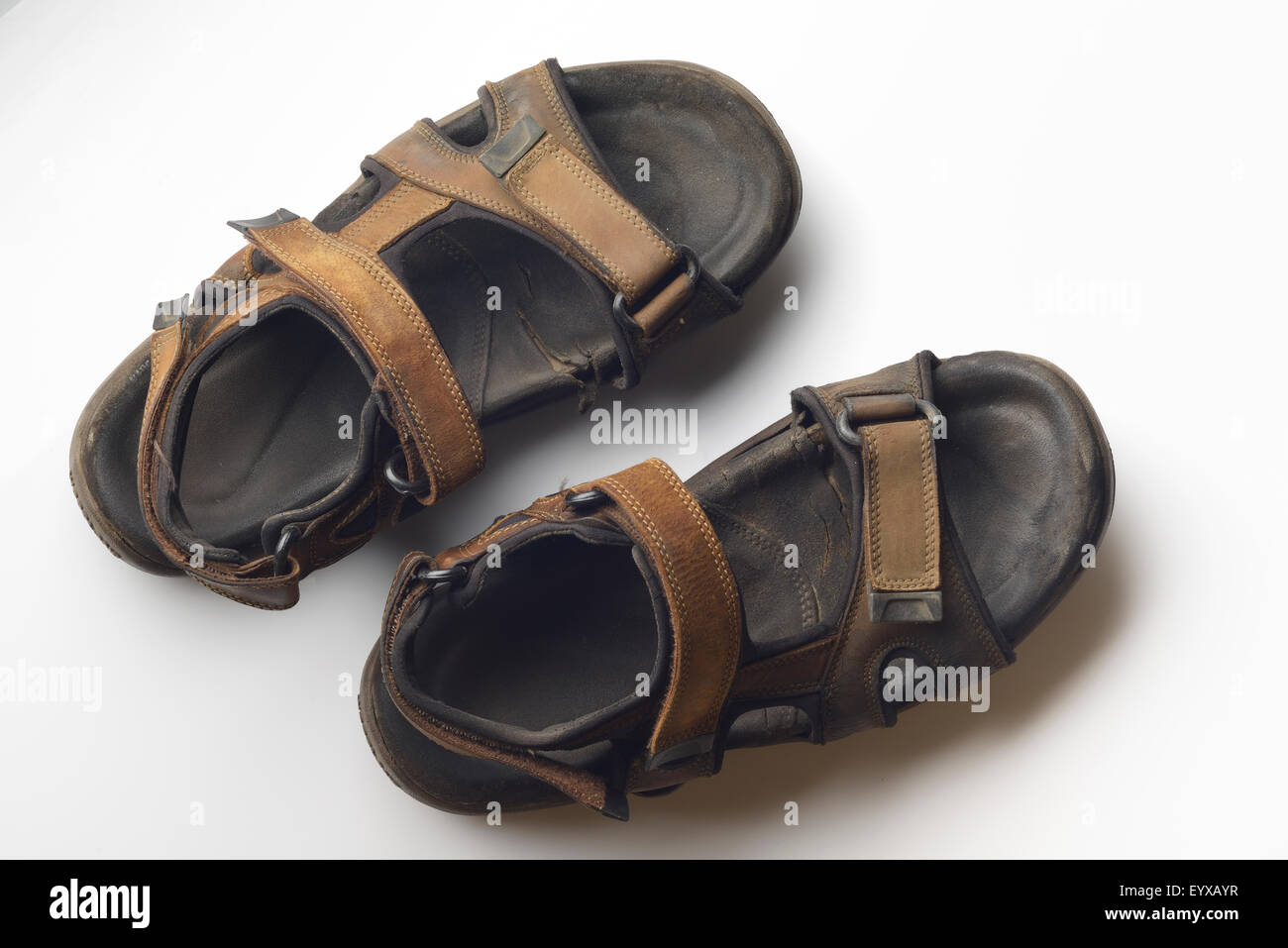 Vecchia pelle scamosciata marrone sandali di cuoio su sfondo bianco Foto Stock
