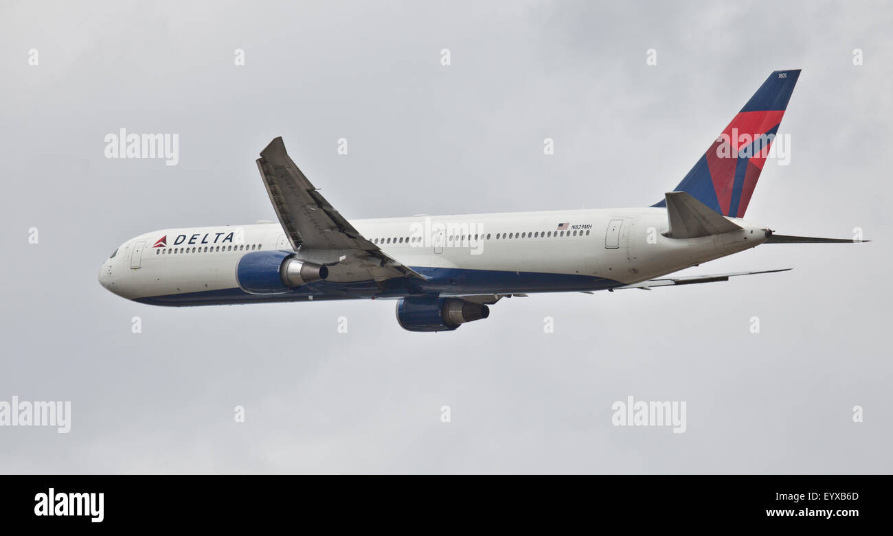 Delta Air Lines Boeing 767 N829MH decollo dall aeroporto di Heathrow LHR Foto Stock