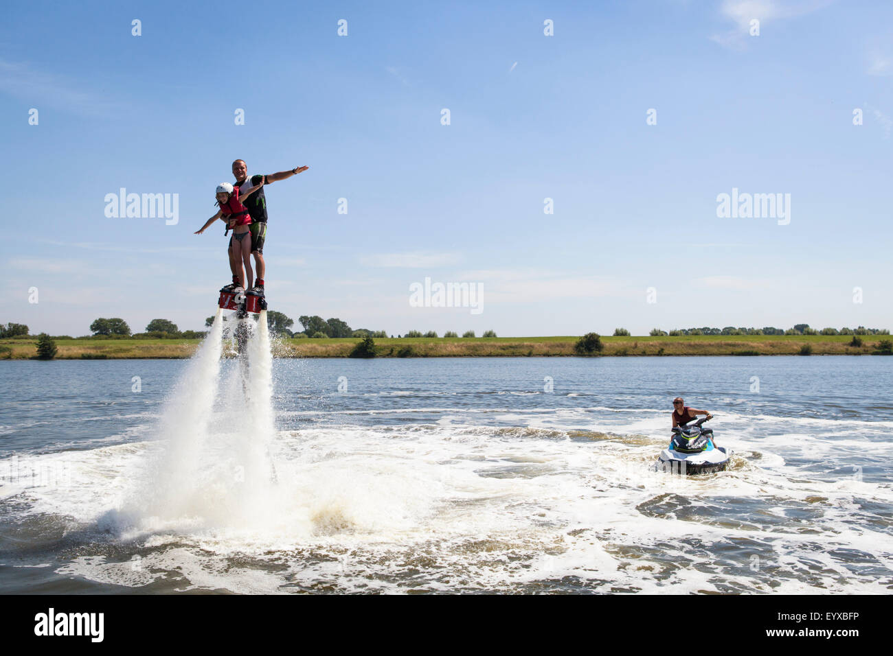 Divertimento con il nuovo turismo e ricreazione sport di acqua flyboarding nei Paesi Bassi, Europa Foto Stock