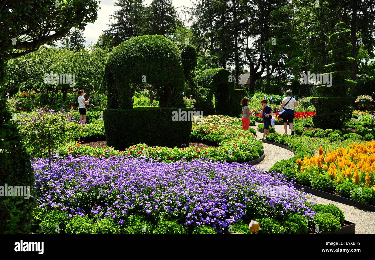 Portsmouth, Rhode Island: visitatori sui sentieri nel mezzo di uno spettacolare verde topiaria da animali gardens Foto Stock