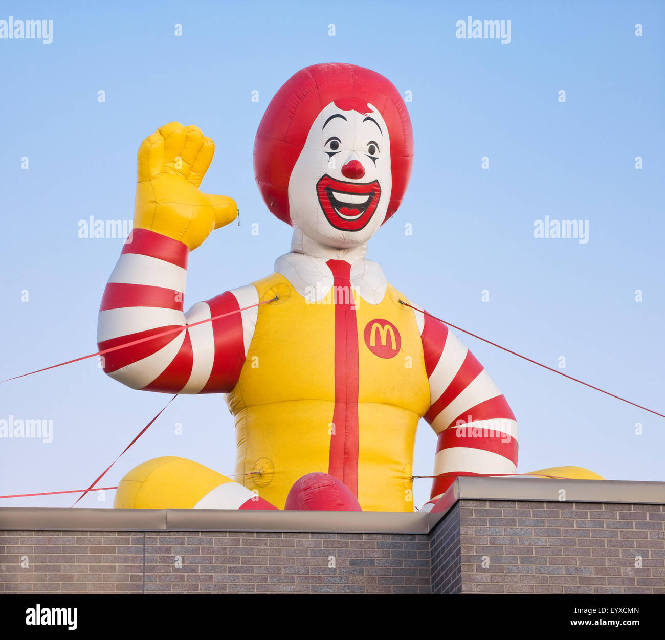 DARTMOUTH, Canada - Agosto 02, 2015: Ronald McDonald gommone sul tetto. Ronald McDonald è un personaggio clown ed è il prim Foto Stock