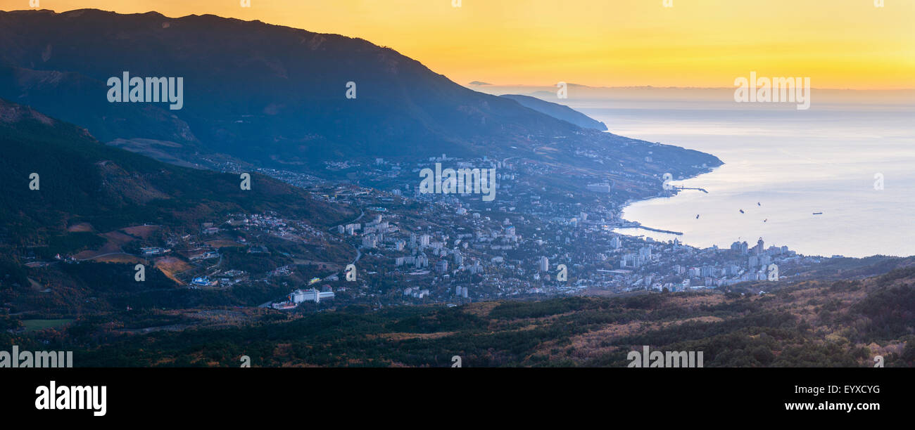 Bellissima alba con la montagna, arancione del cielo e del mare in estate. Crimea Foto Stock