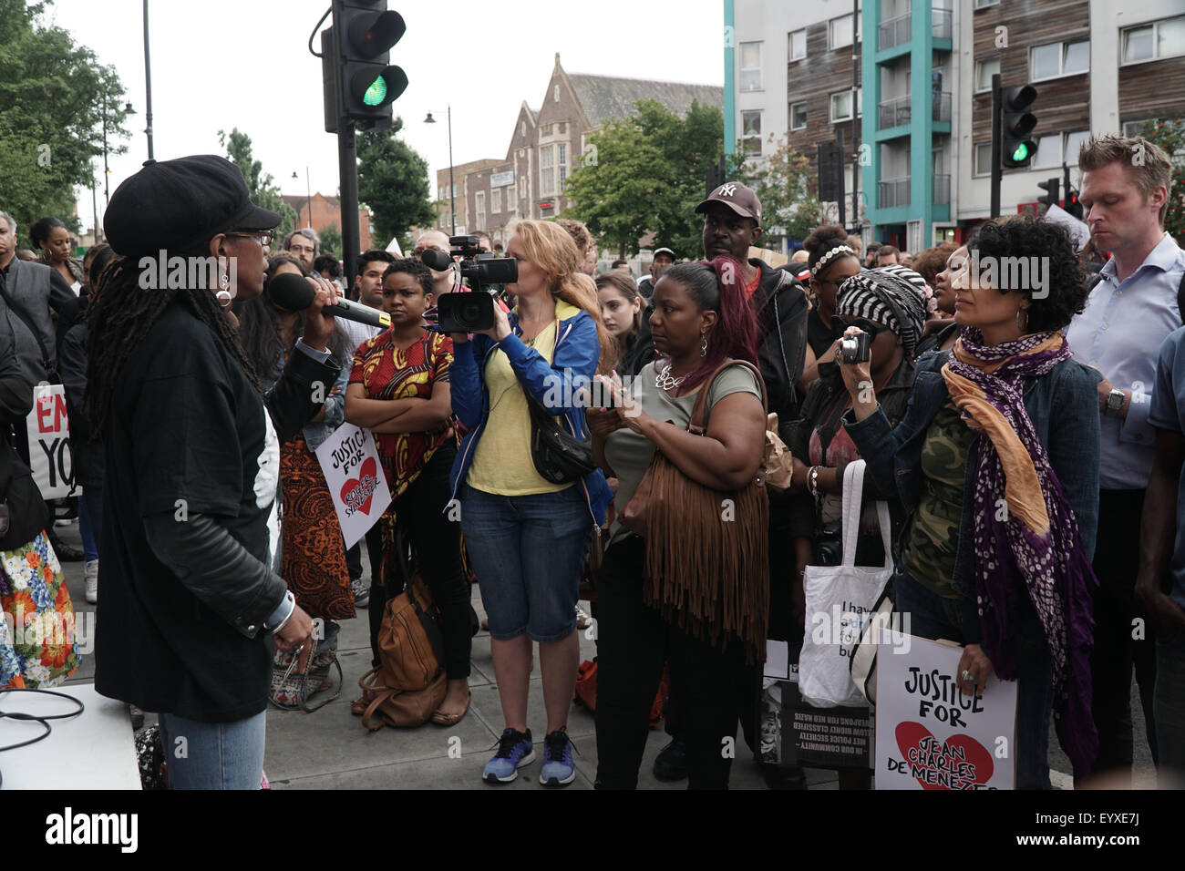 Londra, UK, 4 Agosto 2015 : Marcia Rigg sorella di Sean Rigg parla dell'ingiustizia contro la popolazione nera al 4 anni nel memoriale di Mark Duggan ucciso da politiche del 4 agosto 2011 ucciso dalla polizia al di fuori del Tottenham la stazione di polizia di Londra. Foto di credito: Vedere Li/Alamy Live News Foto Stock