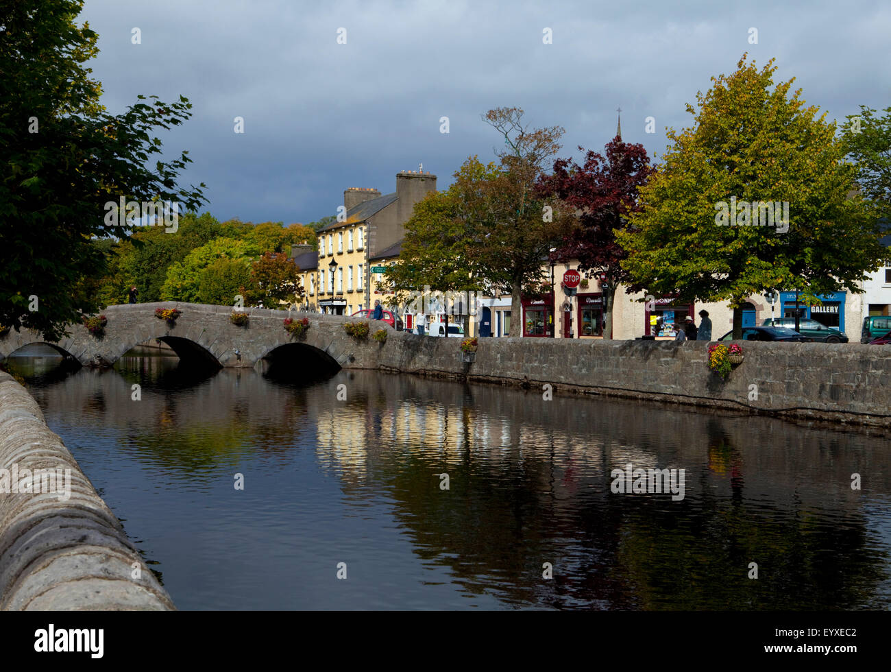 Ponte sul Fiume Carrowbeg, che corre attraverso il centro commerciale Westport, County Mayo, Irlanda Foto Stock