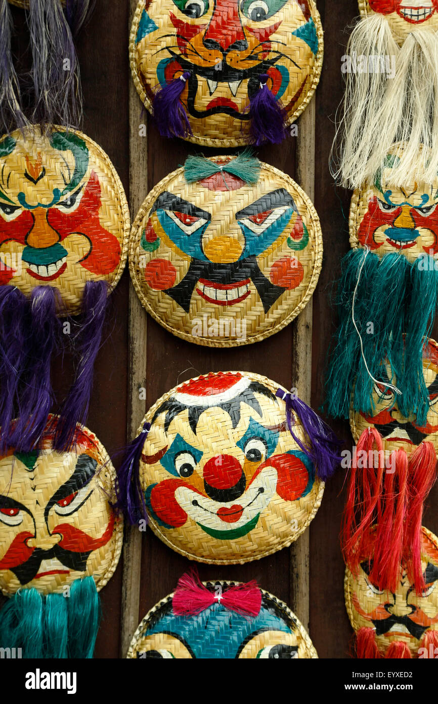 Tradizionale vietnamita di maschere per la vendita, Tempio della Letteratura, Hanoi, Vietnam Foto Stock
