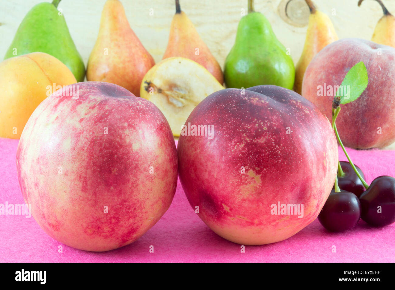 Paio di pesche fresche con una sana disposizione frutta in background Foto Stock
