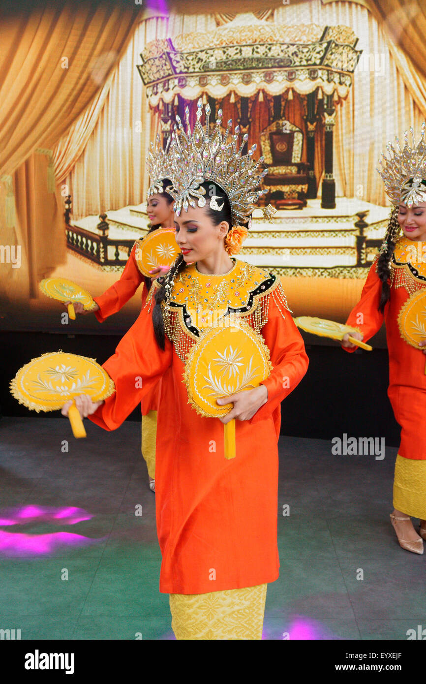 Malaysian ballerini in abiti tradizionali a Milano Expo 2015, Italia Foto Stock