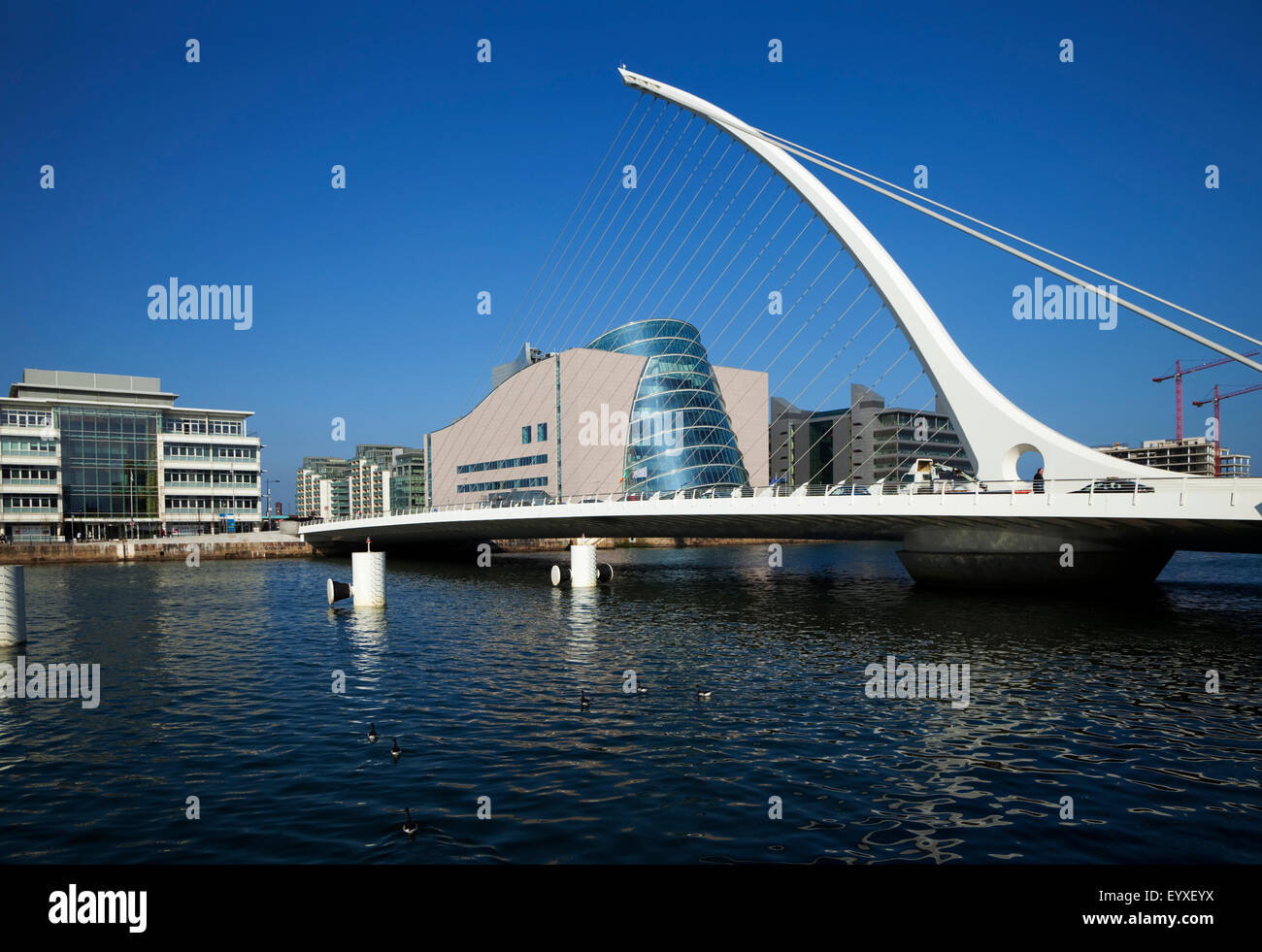 Il Samual Beckett ponte sul fiume Liffey e convenzione di Dublino centro città di Dublino, Irlanda Foto Stock