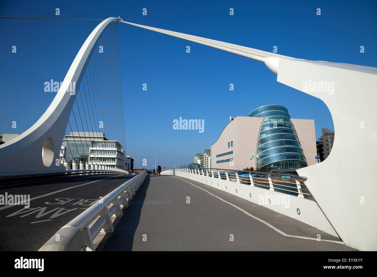 Il Samual Beckett ponte sul fiume Liffey e convenzione di Dublino centro città di Dublino, Irlanda Foto Stock