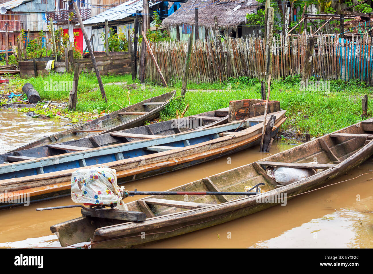 Canoe sul bordo del Fiume Rio delle Amazzoni nella città di Tamshiyacu vicino a Iquitos, Perù Foto Stock
