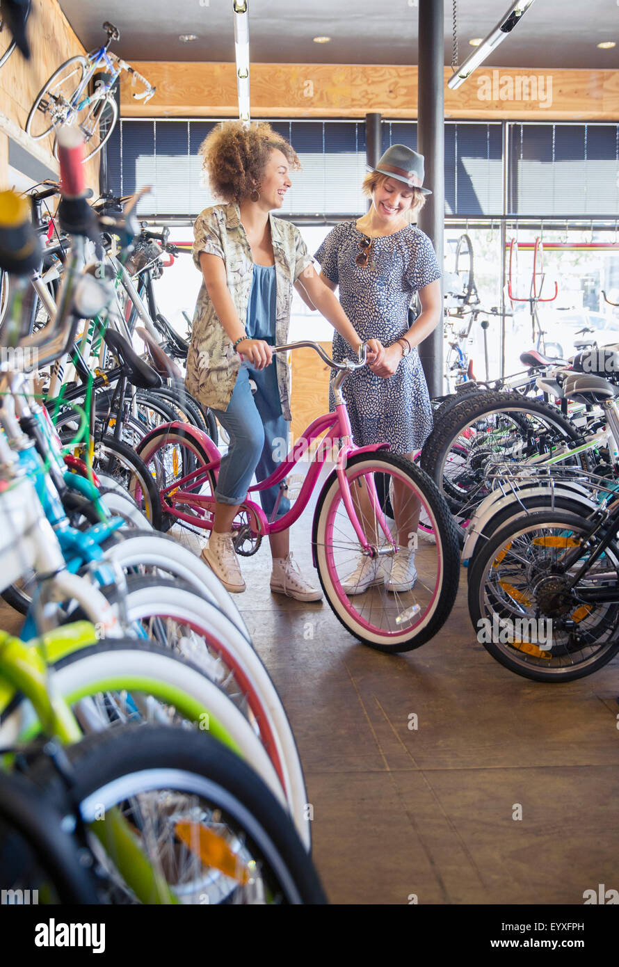 Fare shopping con le biciclette immagini e fotografie stock ad alta  risoluzione - Alamy