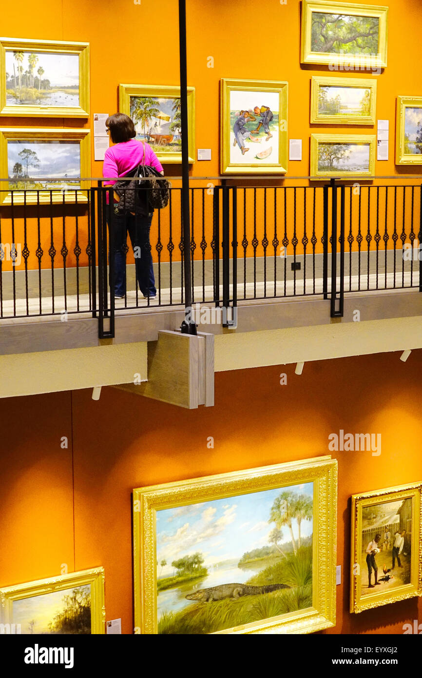 Donna che guarda la tele in Cici e Hyatt Brown Museo di Arte, Daytona Beach, Florida Foto Stock