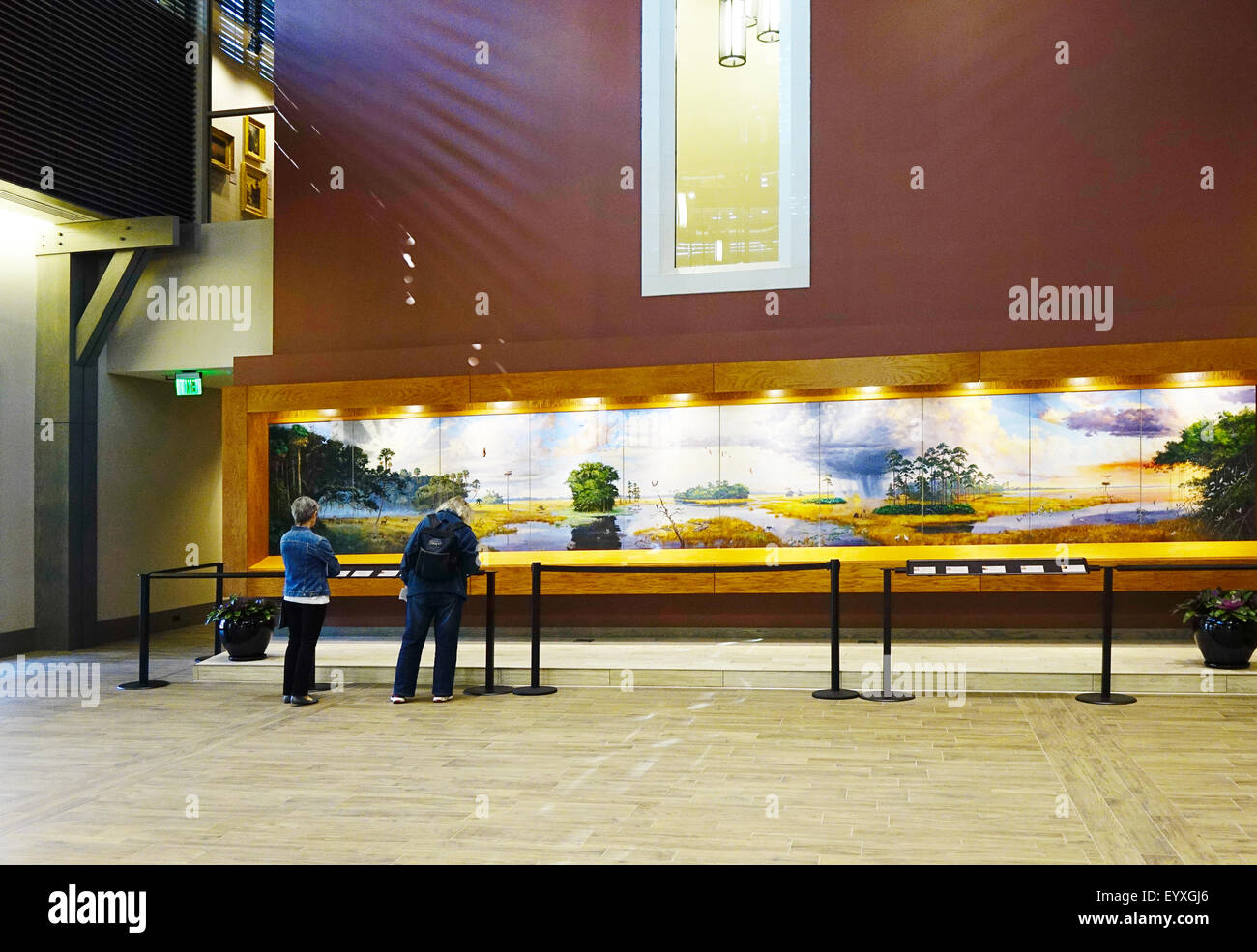 Le donne in Cici e Hyatt Brown Museo di Arte davanti a James F. Hutchinson 'Everglades Panorama', Daytona Beach, Florida Foto Stock