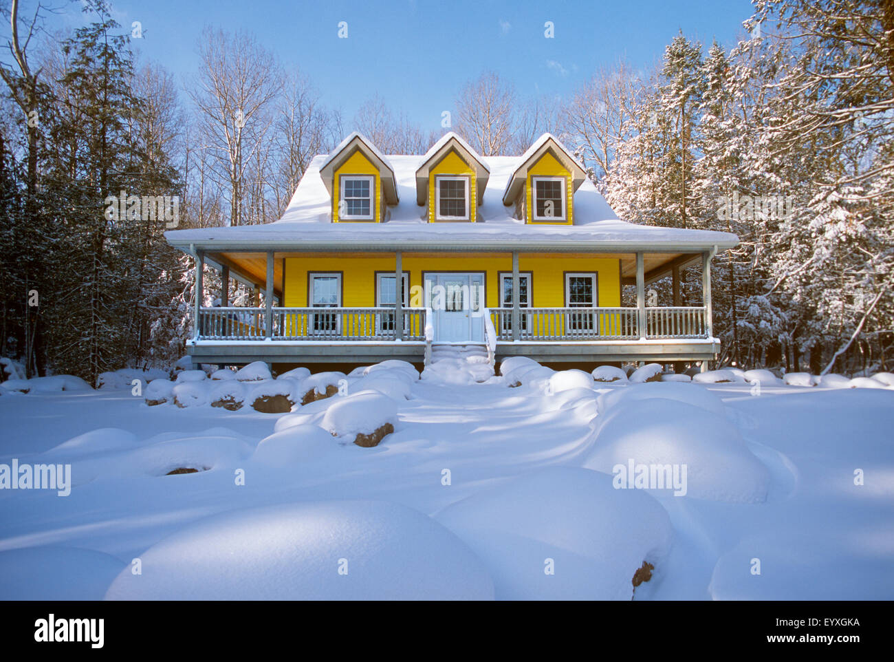 Casa con veranda e finestre dormer America del nord, Canada Ontario Foto Stock