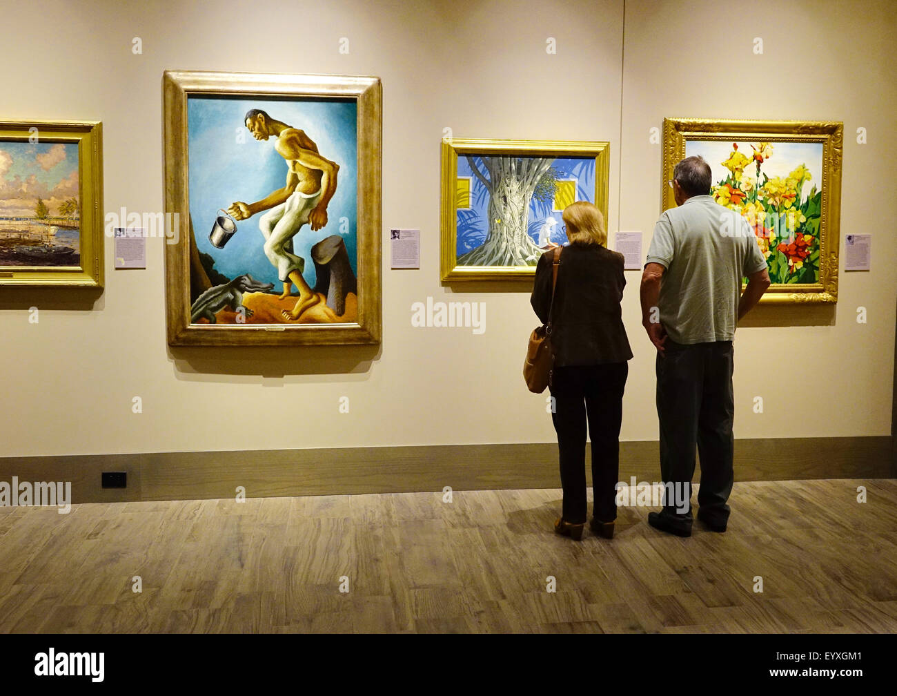 Giovane guardando i dipinti del Cici e Hyatt Brown Museo di Arte, Daytona Beach, Florida Foto Stock