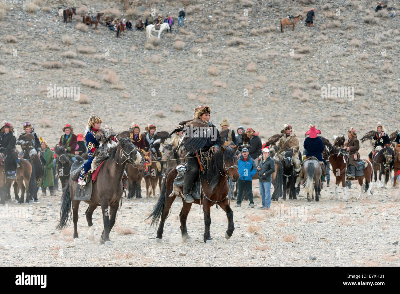 Padre e figlia concorrenti, Eagle Festival, Olgii, Mongolia occidentale Foto Stock