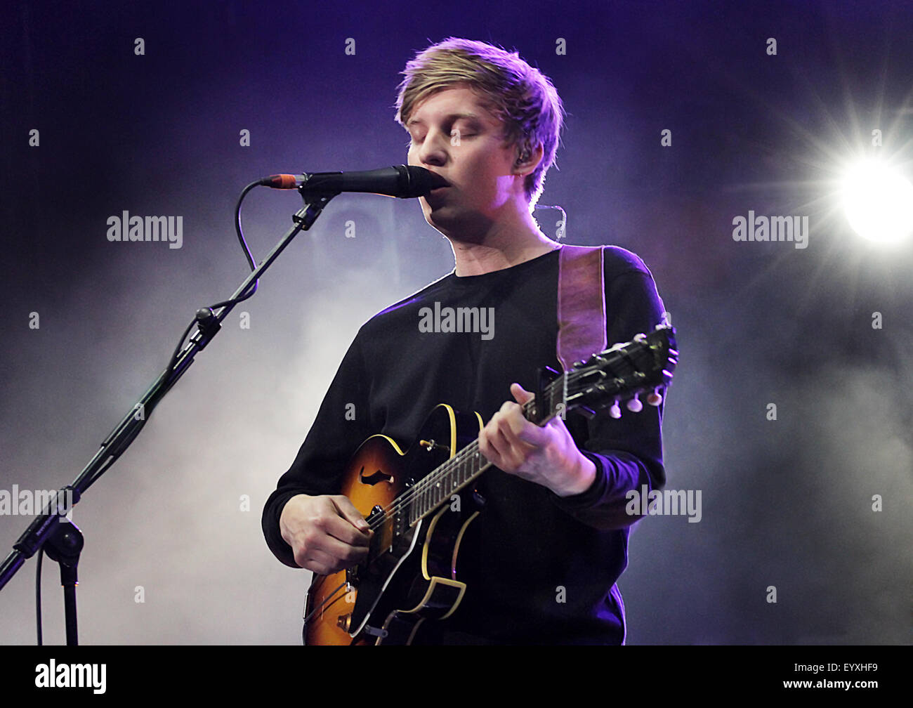 George Ezra esecuzione dal vivo sul palco a Manchester O2 Apollo con: George Esdra dove: Manchester, Regno Unito quando: 03 giu 2015 C Foto Stock