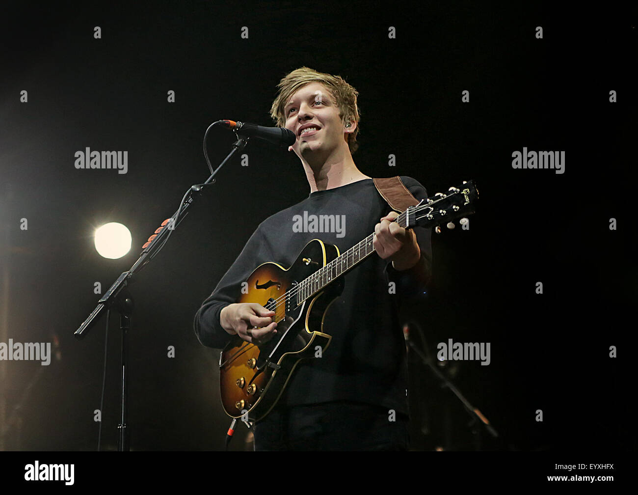 George Ezra esecuzione dal vivo sul palco a Manchester O2 Apollo con: George Esdra dove: Manchester, Regno Unito quando: 03 giu 2015 C Foto Stock