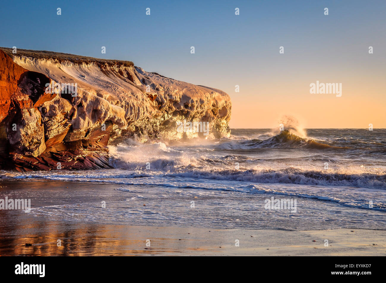 Paesaggio di onde di colpire sulla scogliera Foto Stock