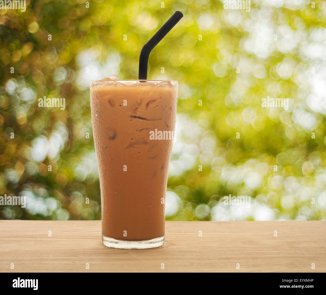 Ice Tea latte su Legno di mattina di primavera sfondo luminoso Foto Stock