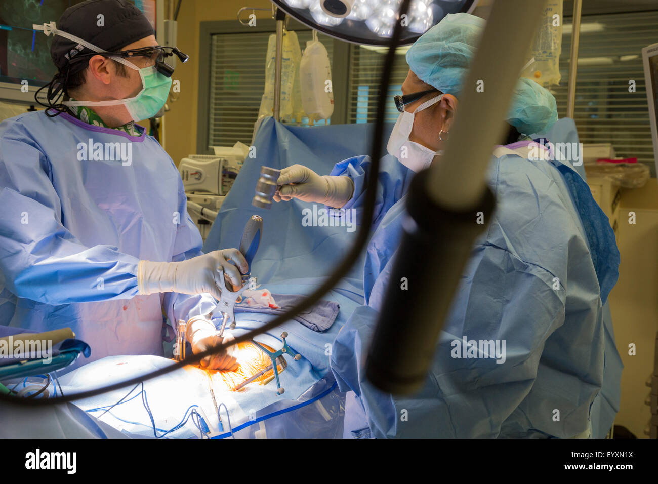Englewood, Colorado - Dott. Erik Parker (sinistra) esegue minimamente invasiva con ruota fonica lombare fusione a Swedish Medical Center. Foto Stock