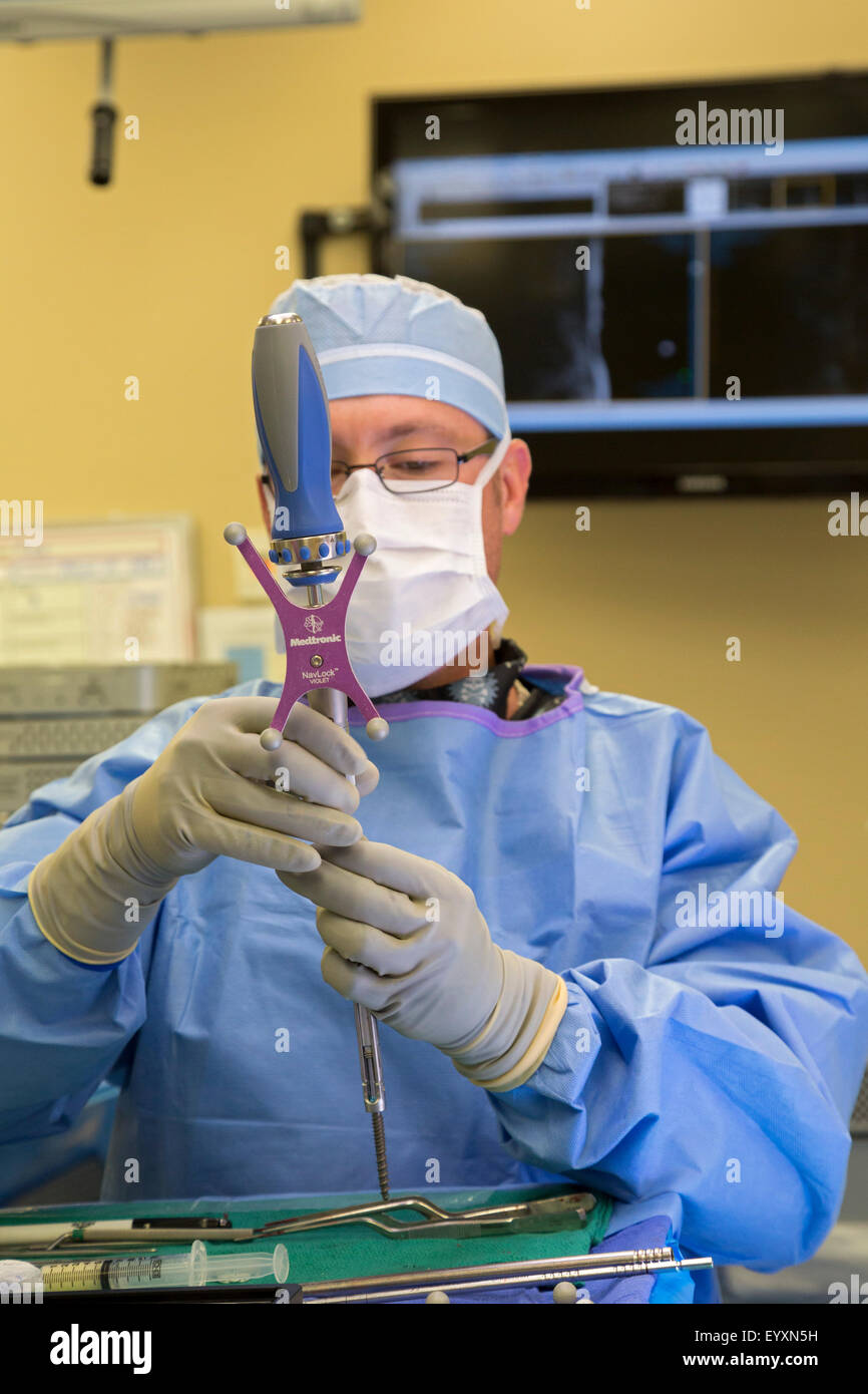 Englewood, Colorado - Un team chirurgico esegue minimamente invasiva con ruota fonica lombare fusione a Swedish Medical Center. Foto Stock