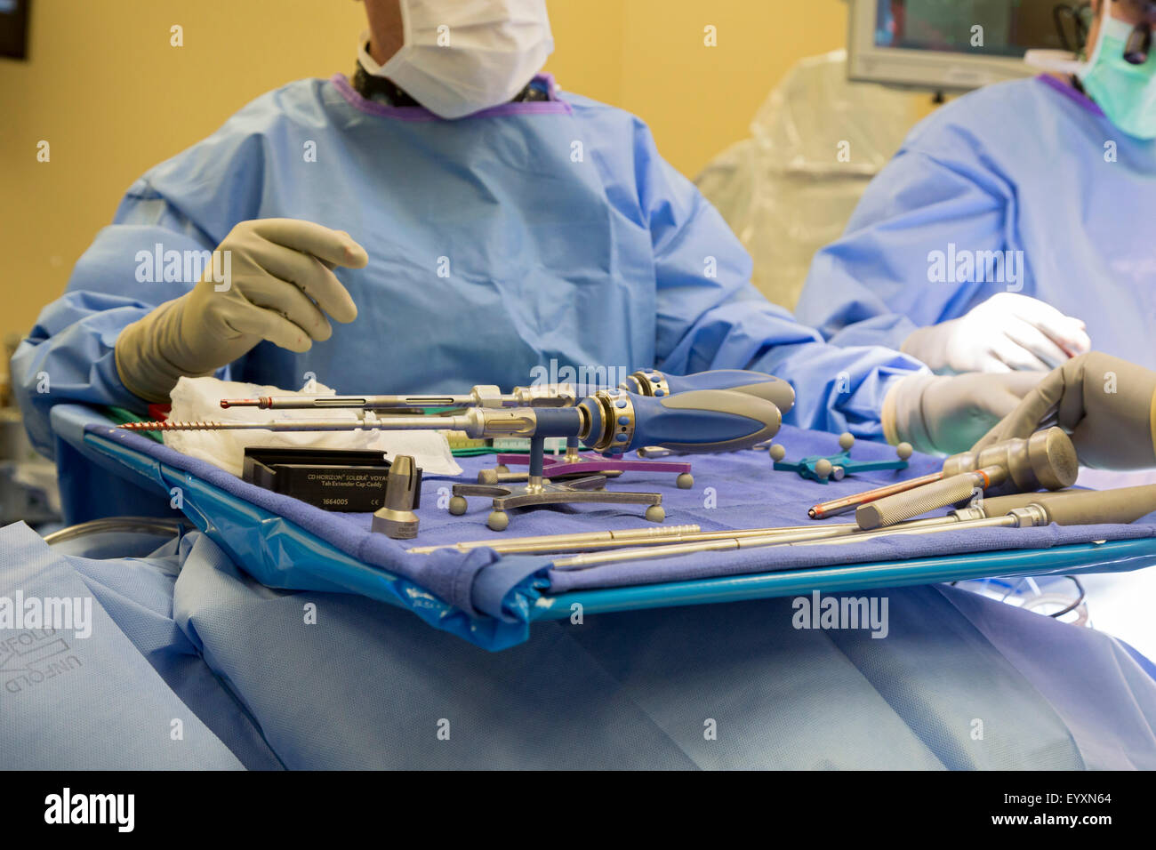 Englewood, Colorado - Un team chirurgico esegue minimamente invasiva con ruota fonica lombare fusione a Swedish Medical Center. Foto Stock