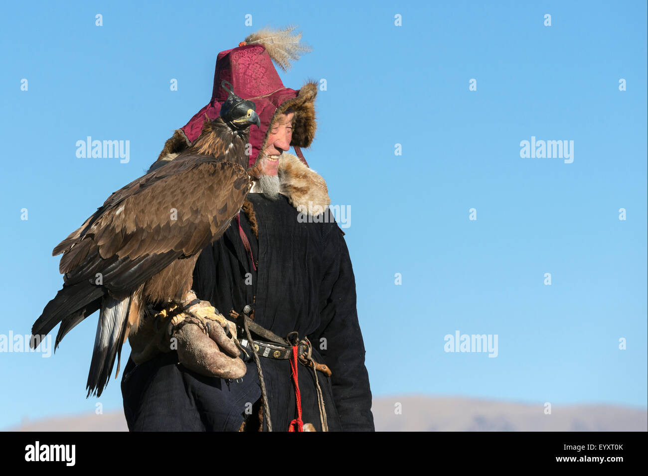 Eagle cacciatore e golden eagle la scansione della valle sottostante, a ovest di Olgii, Mongolia occidentale Foto Stock