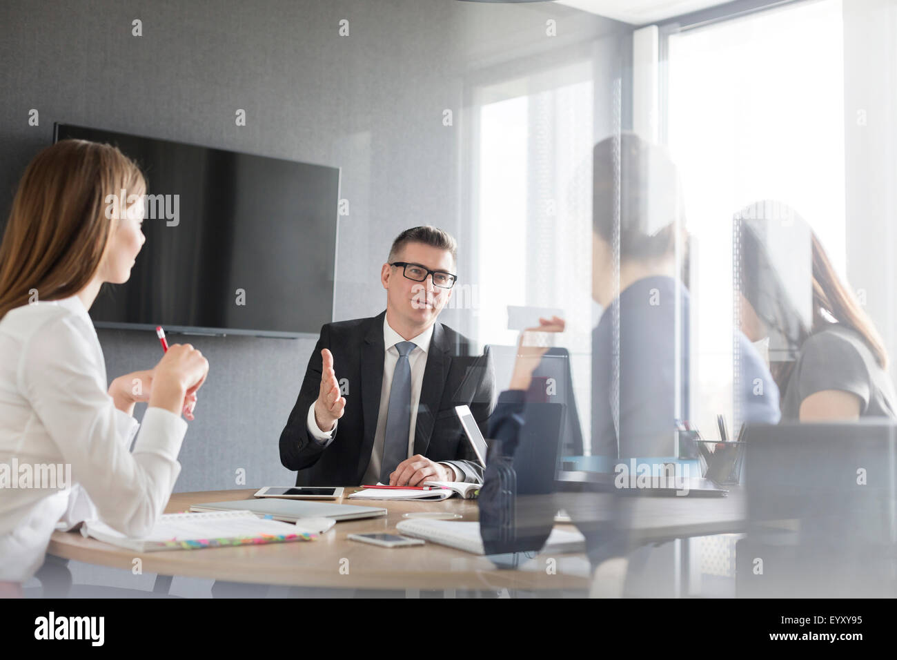 La gente di affari di parlare nella sala conferenza incontro Foto Stock