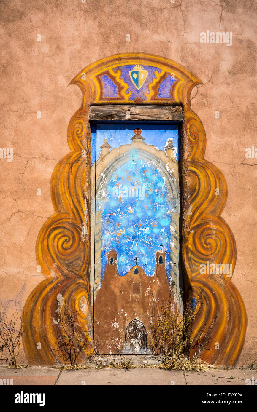 Una vecchia porta nel centro di Santa Fe, New Mexico, negli Stati Uniti. Foto Stock