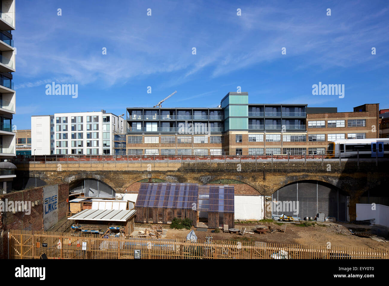 Nel complesso vista esterna da una distanza. La scatola di metallo, Londra, Regno Unito. Architetto: Pringle Richards Sharratt Ltd, 2015. Foto Stock