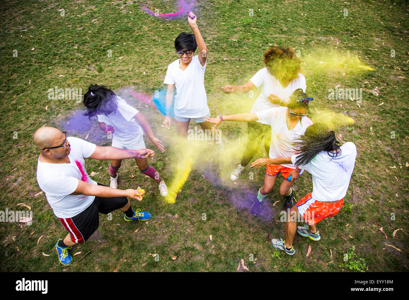 Gli amici di gettare polvere di pigmento nella lotta giocoso Foto Stock