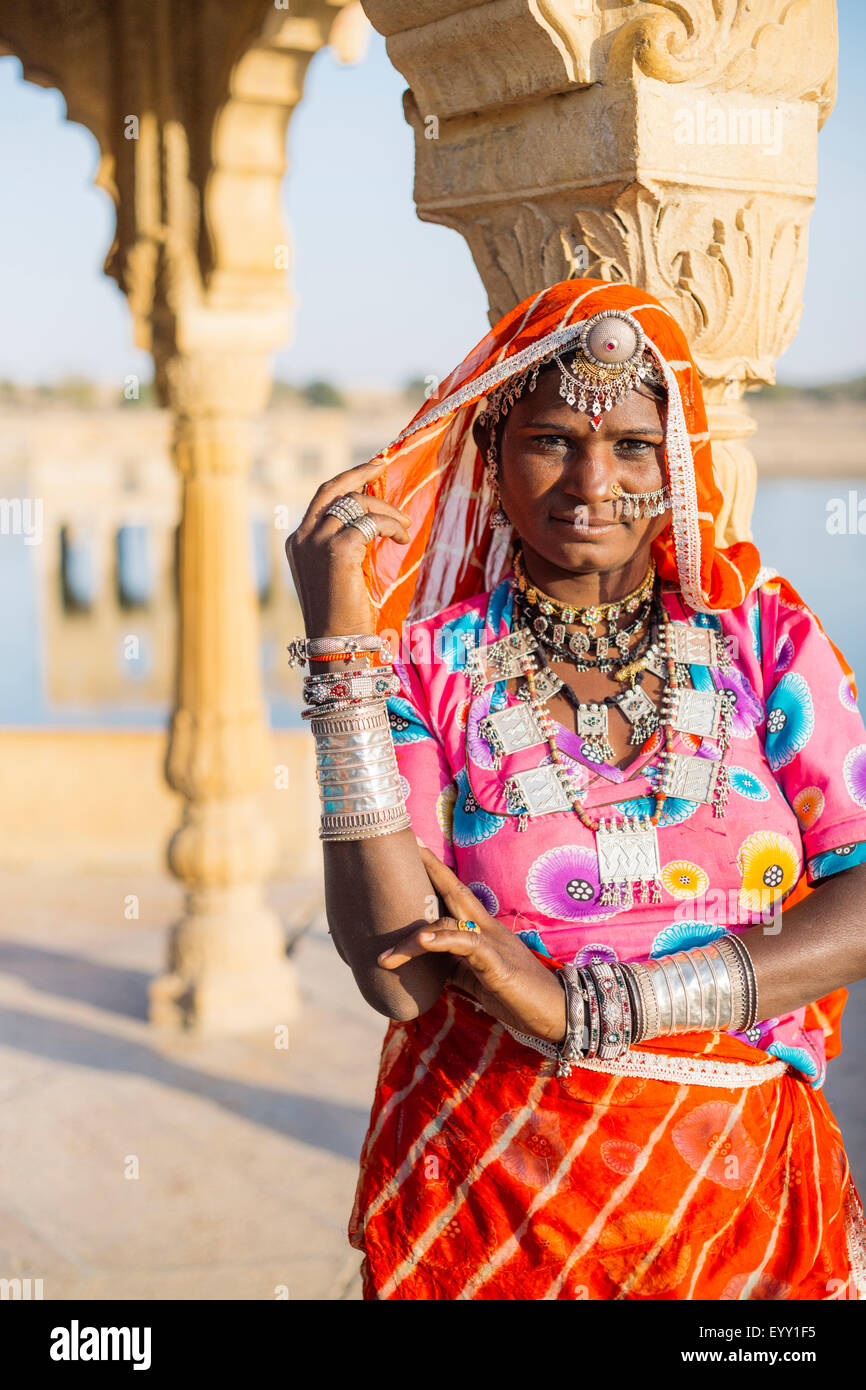 Bella Donna Indiana in Sari Clothing Tradizionale Con Nuziale Fotografia Stock - Immagine di