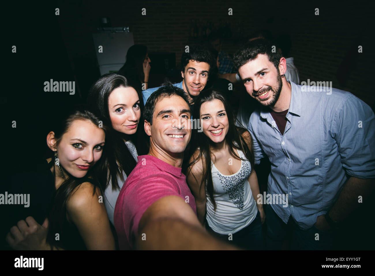Sorridente amici prendendo selfie in discoteca Foto stock - Alamy